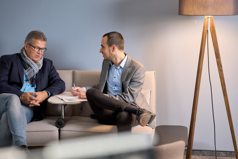 2442_ZweiPersonen_Meeting_RolandBreitschuh.jpg