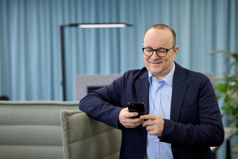 2307_CloseUp_Einzelperson_Mobiltelefon_RolandBreitschuh.jpg